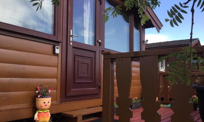 Bronaber House | Log cabin - free parking garden & pet friendly