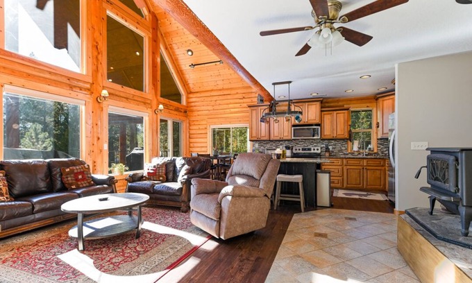 Cascade Cabin | Log Cabin Getaway: WIFI, GameRoom, Firepit, pets OK!