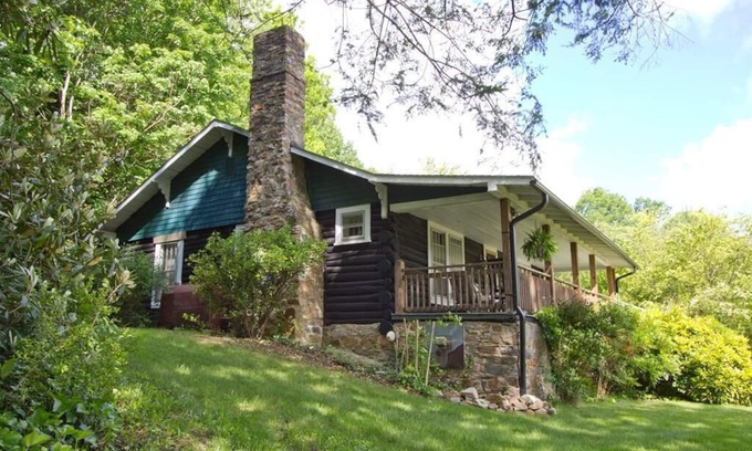 Hot Springs Cabin | Log Cabin~Hot Tub-~Walk To Town~on Appalachian Trail~wi-fi~