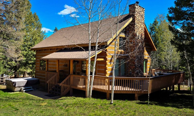 Woodland Park Cabin | Log cabin in the heart of Woodland Park with hot tub & private sauna