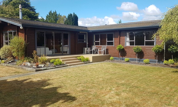 Te Anau House | Log Cabin living