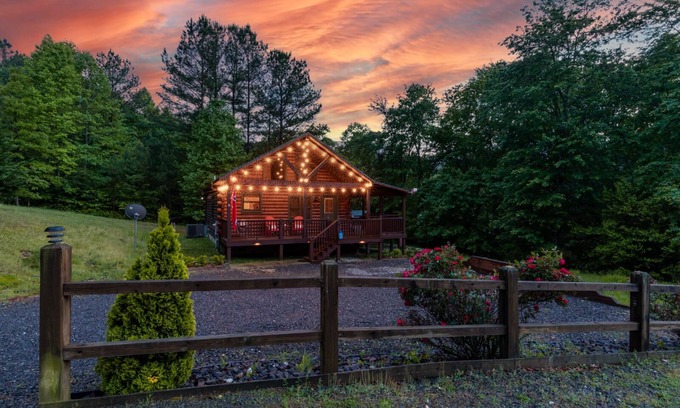 Murphy Cabin | Log cabin near Blue Ridge & Murphy, fast wifi 👨‍👩‍👧‍👦 freindly 🛏️ 6 -🐶 & hot tub!