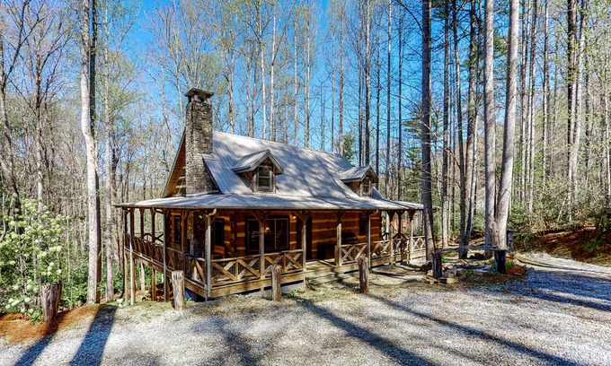 Cullowhee House | Log Cabin near Lake Glenville