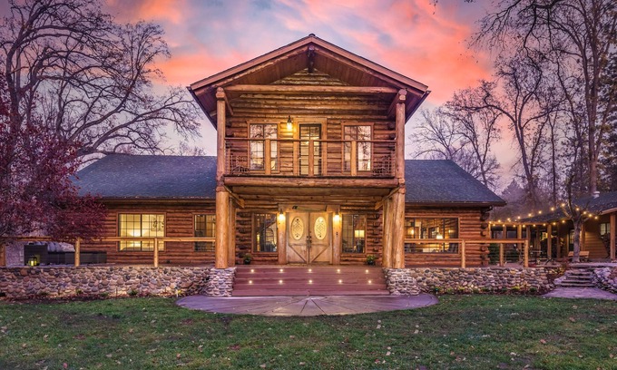 Ahwahnee House | Log Cabin sleeps 20 with hot tub, EV Charger, firepit