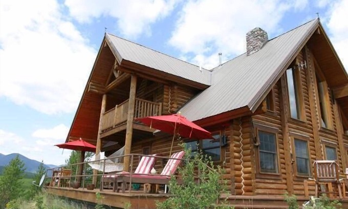 Polebridge Cabin | Log Cabin sleeps4 with spectacular views,Bunkhouse sleeps 3 with additional fee