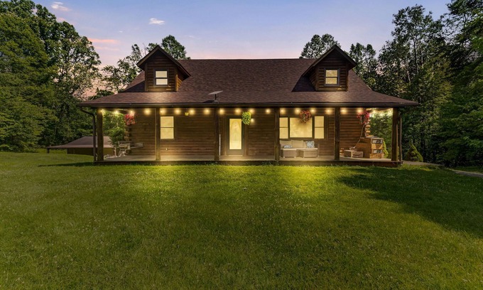 Logan Cabin | Log Cabin w/5BR, Hot Tub & Game/Movie Theater in Hocking Hills