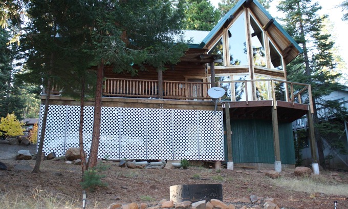 Lake Almanor Country Club Cabin | Log Cabin with Lake and Mountain Views, family friendly, 3 Bedroom, 2 Bath, WIFI