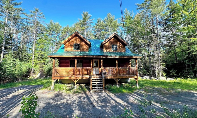 Bethlehem Cabin | Log Home 20min to Bretton Woods! AC, hot tub, wifi, cable, fireplace, fire pit, dog friendly!