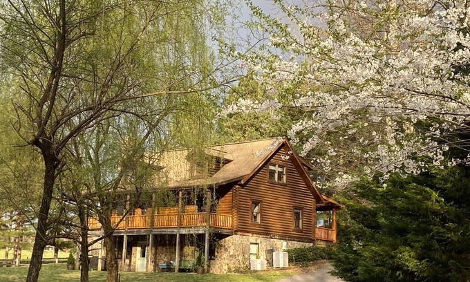 Unionville Other | Log home on secluded horse & cattle farm