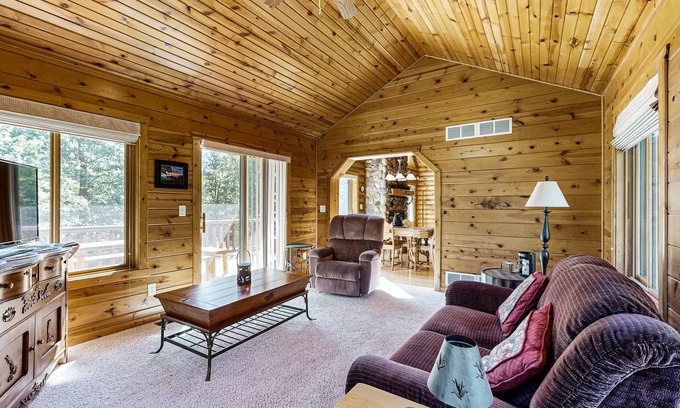 Mauston House | Log Home with Lake Access, Large patio, Fire pit, Mini Bar & WIFI