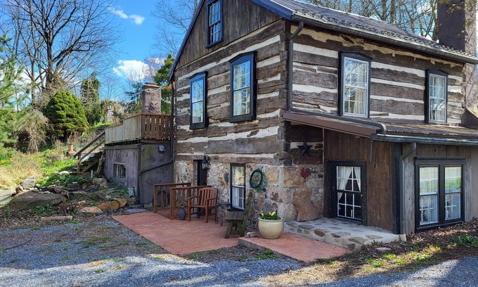 Elizabethtown Cabin | Log House & Gardens - an unforgettable visit to this 1790's wheelwright's house!