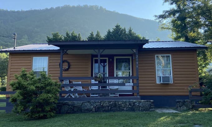 Hot Springs Cabin | Log House on the French Broad River