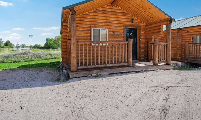 St. Charles Cabin | Log studio w/ a kitchenette, large front porch