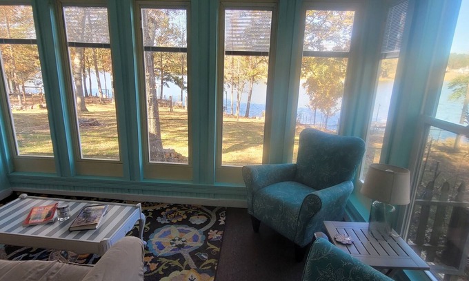Lincoln Apartment | Logan Martin Lake Sunroom camper