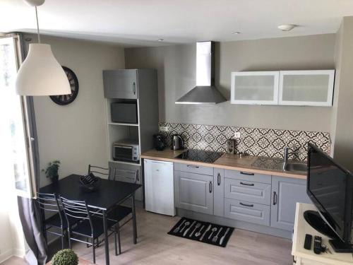 Brive-la-Gaillarde Apartment | Logement à Brive - proche de la gare et du centre ville - Climatisation - fibre internet - stationnements gratuits
