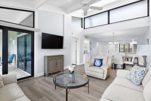 Sanibel House | Loggerhead 253- Beachfront Residence w Vaulted Ceilings