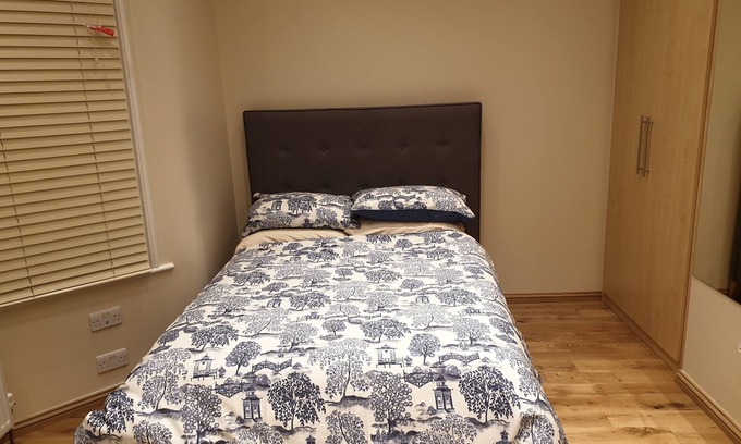 Clementswood Apartment | London Luxury 3 Bedroom with 3 Ensuite Bathrooms and Free Parking Close to Tube