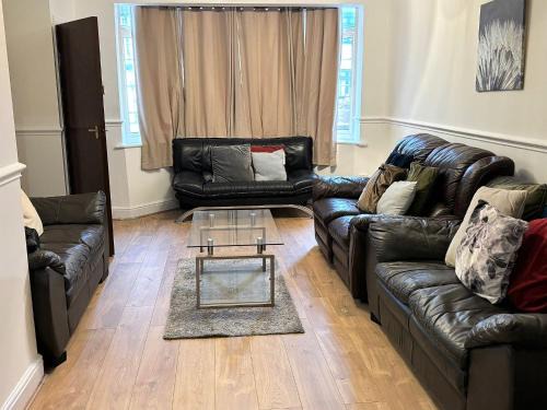 Dagenham Apartment | London Luxury 5 Bedroom House 2 min walk to the Tube Station