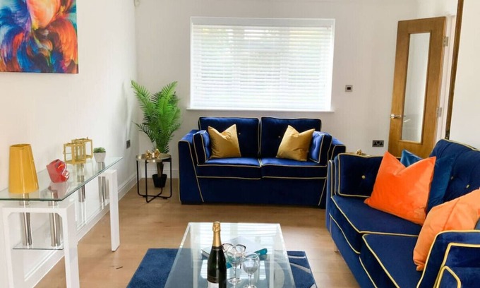 Woodley House | London Road - Spacious 4 bedroom house with garden in Earley