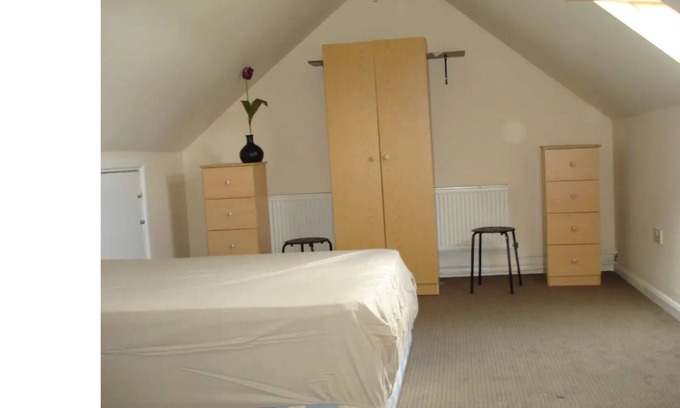 Stratford Bed & Breakfast | london smart Comfy Double for 4 to accommodate Near metro.