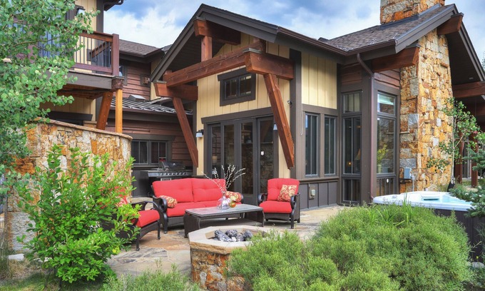 Fairmount On The River House | Lone Star Lodge: High End Property-On the River-Hot Tub & Seasonal Shuttle.