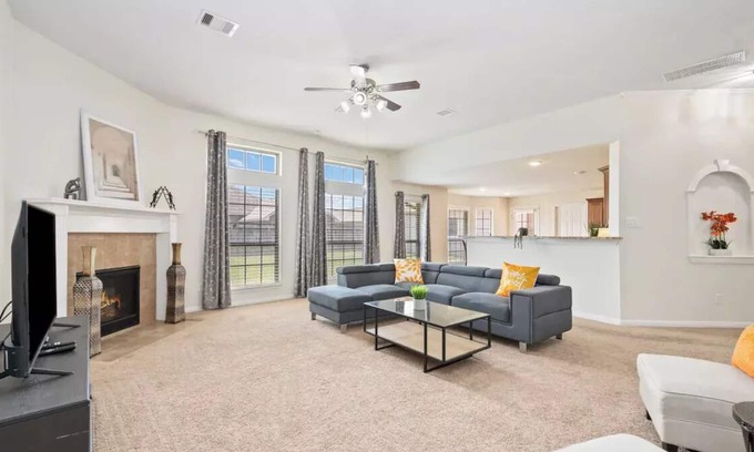 Manvel House | Lone Star Retreat - Your 4 Bedroom Texas Getaway