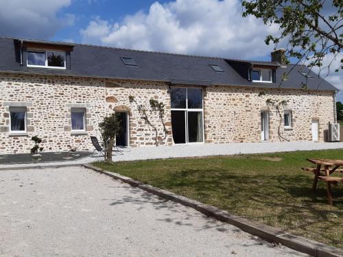 Saint-Leonard-des-Bois House | Longère rénovée avec charme, 5 chambres, grand jardin, proche du village, idéale pour 15 pers. - FR-1-410-355