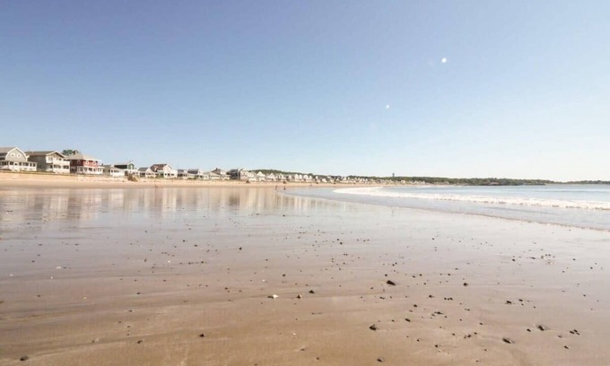 Gloucester Apartment | Long Beach Suites: 3 Mins Toes To Sand!