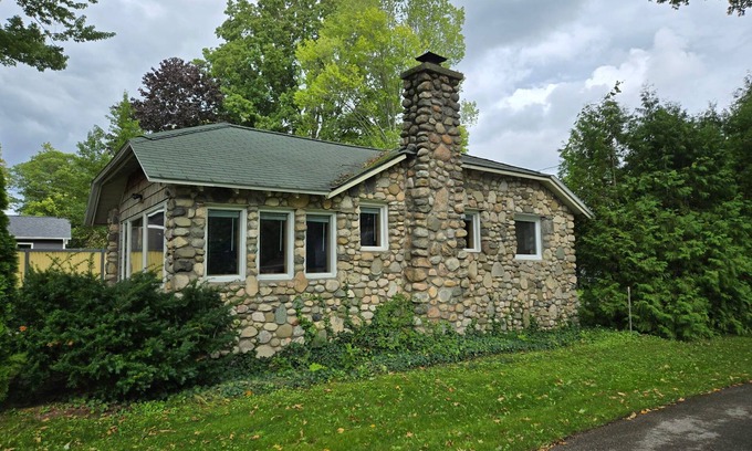 Traverse City Cottage | Long Lake Cozy Stone Cottage - Frontage - 4 Kayaks - Fire pit - Pet friendly