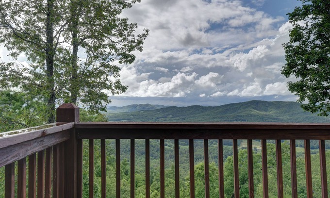 Brasstown Cabin | Long-Range Mountain Views All Rooms! Bedding for 8! Wi-Fi, Ping-Pong & X-Box!
