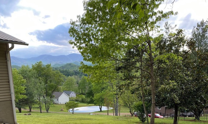 Franklin House | Long range mountain views!
