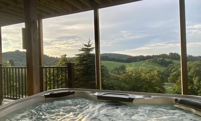 Boone Cabin | Long range views, Hot Tub, 1 mile to Blue Ridge Pkwy, 14 minutes to App Ski Mtn