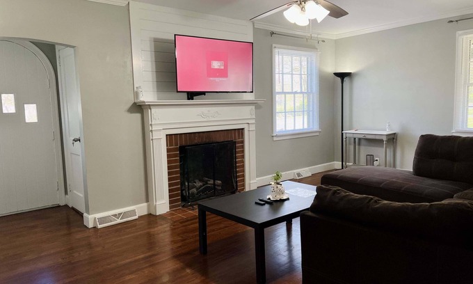 Winston - Salem House | 🧺 Longer Stays Welcomed. I-40, US 52, & Shopping🧺