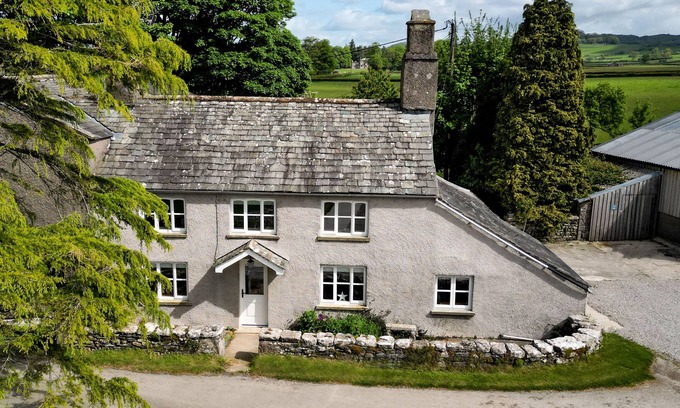 Grange-over-Sands Cottage | LONGLANDS FARM COTTAGE, family friendly, with hot tub in Cartmel