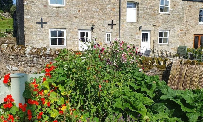 Barnard Castle Cottage | Lonin Cottage. Unwind in our cozy cottage, surrounded by scenic walks.