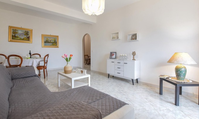 Altavilla Milicia Apartment | Look forward to a relaxing vacation in this practical vacation apartment.