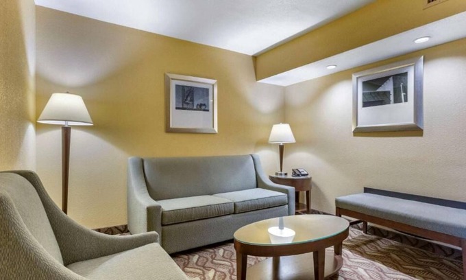 Roswell House | Look No Further! Free Breakfast, Free Parking, Short Drive to Del Norte Park