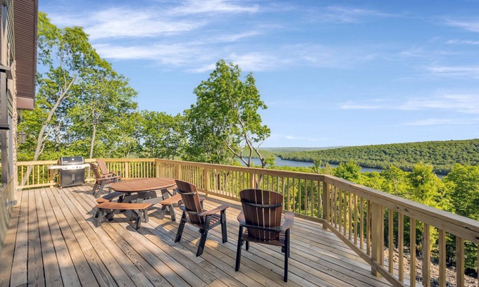 Lake Harmony Estates Ski Chalet | Look Out Lodge, Near JFBB with Spectacular Lake and Mountain Views!