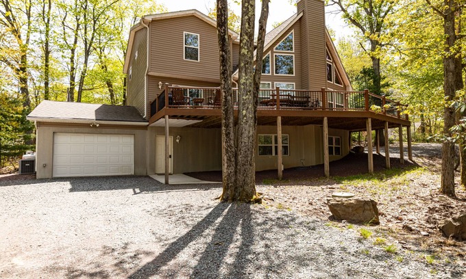Lake Harmony Estates House | LOOKING FOR A HOUSE FOR THE ENTIRE CREW! AMAZING GAME ROOM, FIRE PIT & LAKEVIEW