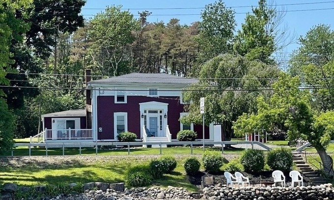 Auburn House | Looking for accommodations in Auburn or the Fingerlakes?