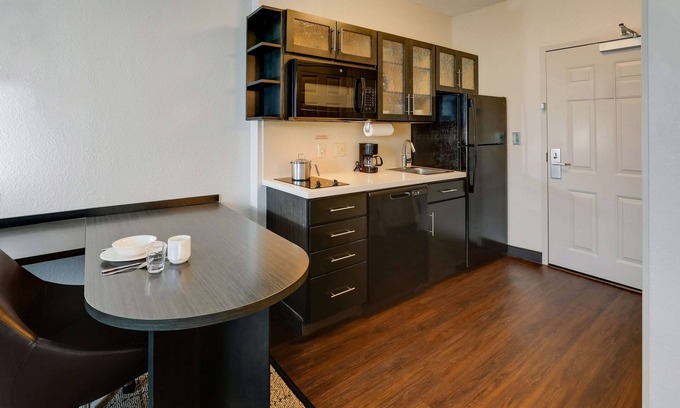 Doral Apartment | Looking for Perfect Spot to Relax? Enjoy Our Room w/Full-Kitchen, FREE Parking