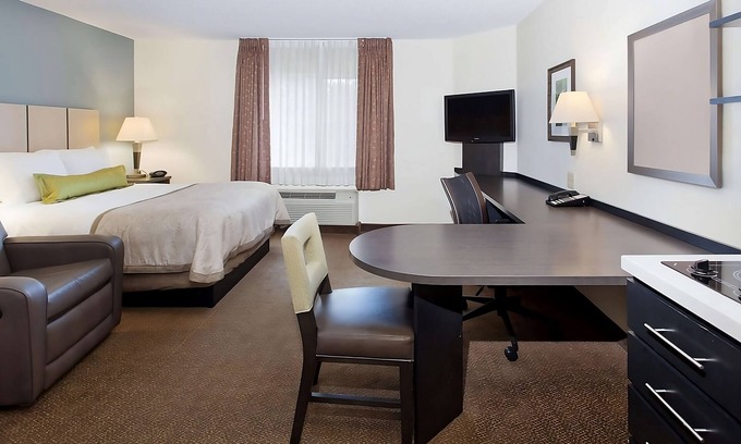 Southfield Hotel | Looking for Quick Escape? 4 Convenient Rooms w/Spacious Living Room! Parking