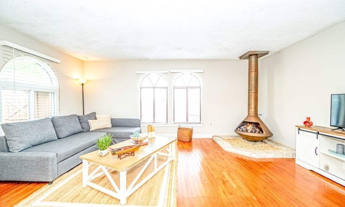 Southend House | Looking for Winter Tenant.Relaxing Beach House Close to CoveBeach. Pet Friendly.