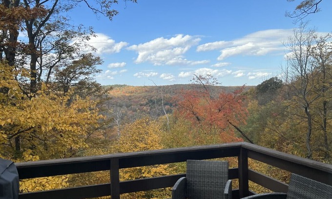 Hidden Valley House | 🍁 Lookout Lodge | Mountain Views, Fireplace & Steps to Fall Adventures🌄🍂