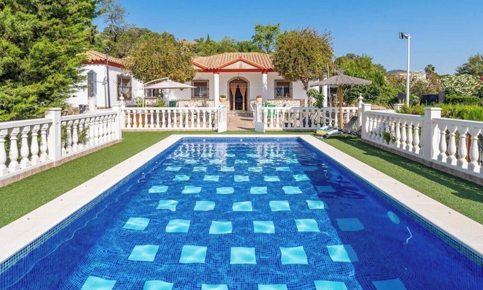 Prado del Rey Villa | Los tres picos Prado del Rey by Ruralidays