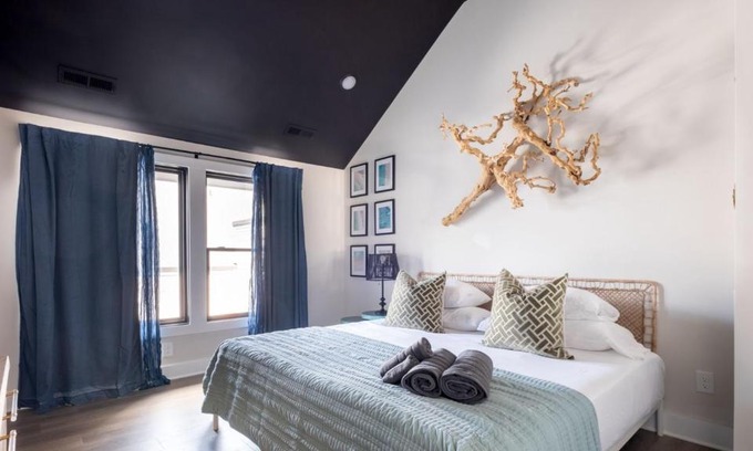 Charlotte Apartment | LoSo Luxury Loft w/Roof Deck