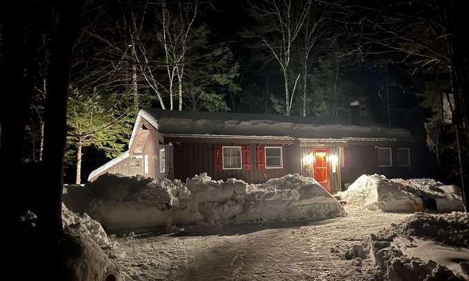 Conway Ski Chalet | Lost Compass Cabin. A woody chalet in the gateway to the White Mountains