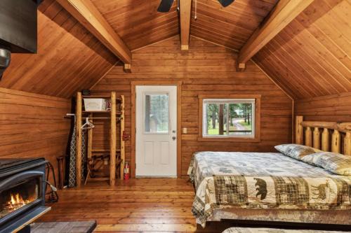 Grantsdale House | Lost Horse Lodge Double Queen Cabin 21