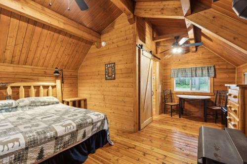 Grantsdale House | Lost Horse Lodge King Cabin10