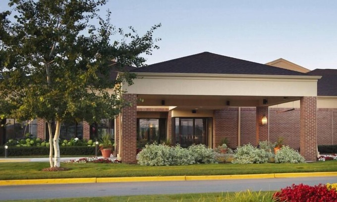Brookfield House | Lots of Fun Awaiting at Milwaukee County Zoo! Pets Allowed, Indoor Swimming Pool